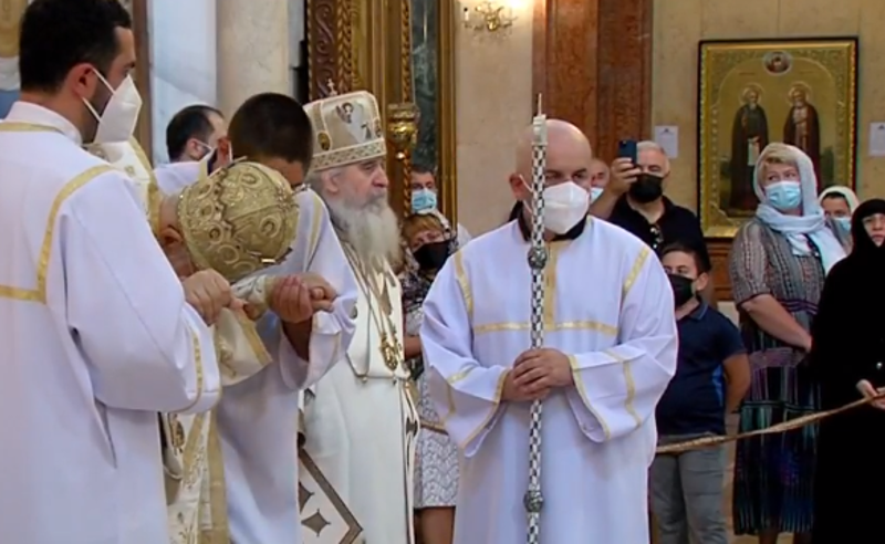 სამების საკურთხეველში სასულიერო პირებს პისიარ ტესტის გარეშე არ უშვებენ - შესასვლელს დაცვა აკონტროლებს