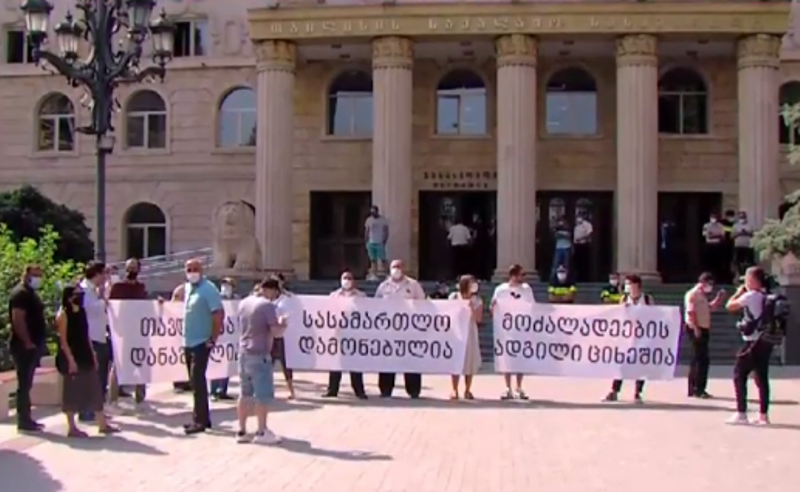 სასამართლო მედიაზე თავდასხმებს ახალისებს - უფლებადამცველთა და ოპოზიციის რეაქცია ვახო სანაიას  პროცესზე