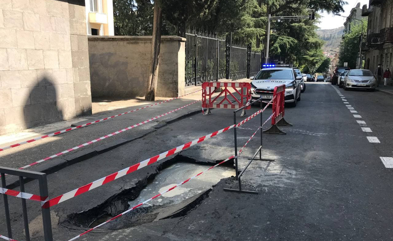 ინგოროყვას ქუჩაზე გზა ჩავარდა