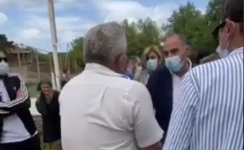 ხმაური ხაშურში - "ოცნების" მერობის კანდიდატი მოსახლეობამ შეხვედრიდან გამოაგდო (ვიდეო)