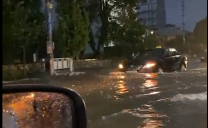 წყალდიდობა ქობულეთში- ძლიერი წვიმებისა და სანიაღვრე სისტემის გაუმართავობის გამო სატრანსპორტო მოძრაობა შეზღუდულია