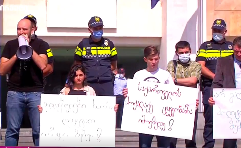 ოკუპანტების ტყვეობაში მყოფი ბებუას ოჯახს ღარიბაშვილი არ შეხვდა - აქცია კანცელარიასთან
