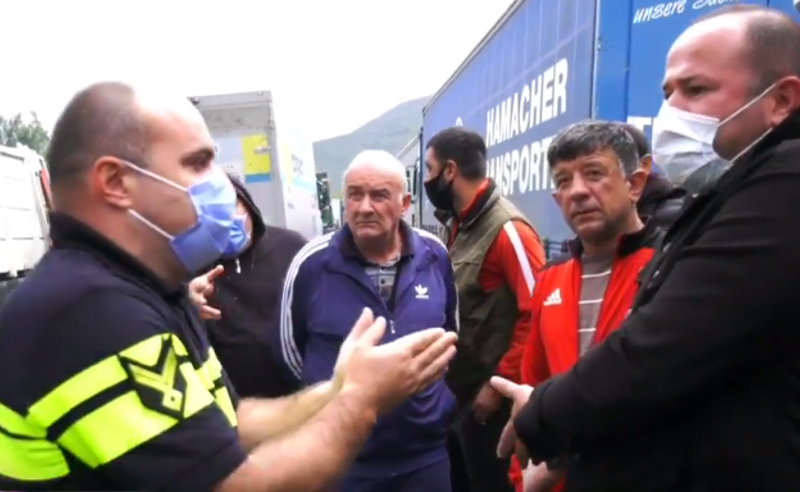 ინციდენტი თბილისი-გუდაურის გზაზე - მძღოლები პოლიციას დაუპირისპირდნენ