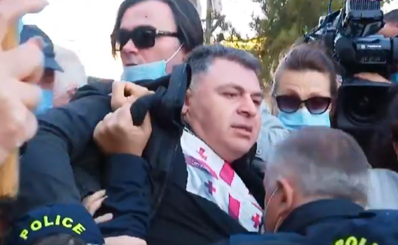 დევნილების აქციაზე დაკავებული პირი  გაათავისუფლეს