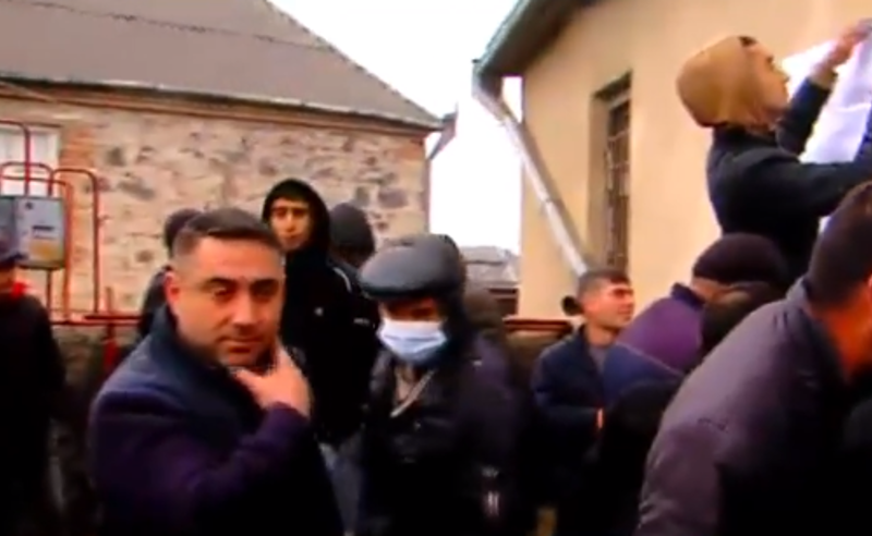 ხმაური ბოლნისში - საარჩევნო უბანთან "ოცნების" წარმომადგენლები ავტომობილებით არიან მობილიზებული 