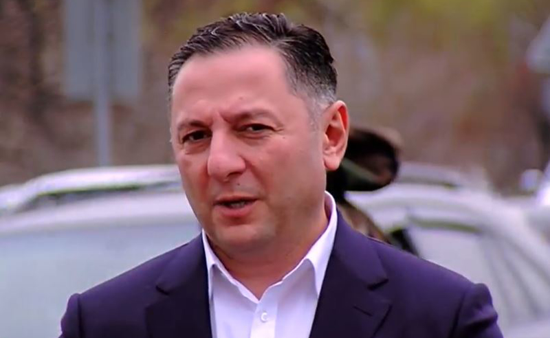 გომელაურის ინფორმაციით, ბათუმში კორპუსის ნანგრევებში სავარაუდოდ, 10-15 ადამიანია მოყოლილი