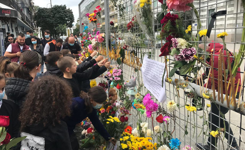 სანთლები და ყვავილები - ბათუმში, ტრაგედიის ადგილას ხალხი იკრიბება