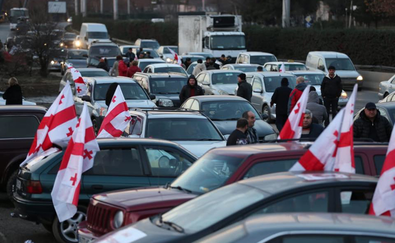 "თავისუფლება მიშას!" - ავტოკოლონები რეგიონებიდან თბილისის მიმართულებით დაიძრნენ