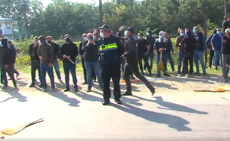თბილისისკენ დაძრული კოლონა "ოცნების" წევრებმა სამტრედიასთან გააჩერეს და ცოცხები ესროლეს