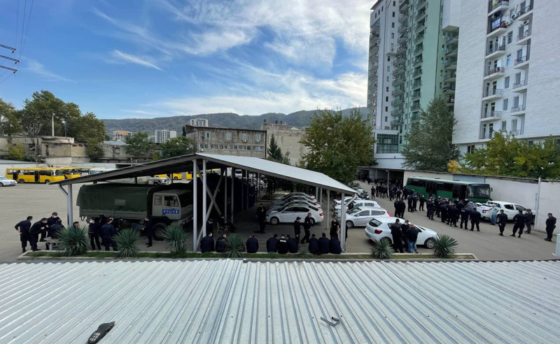 ძალოვანი უწყების სრული მობილიზება - შსს-ს ყველა დანაყოფი ყაზარმულ რეჟიმზე გადაიყვანეს