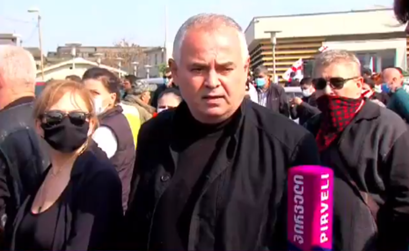 "თუ არ ეყოფა, კიდევ მოვიტანთ" - რუსთავის ციხესთან შეკრებულების ნაწილი ცოცხებით შეიარაღებულია