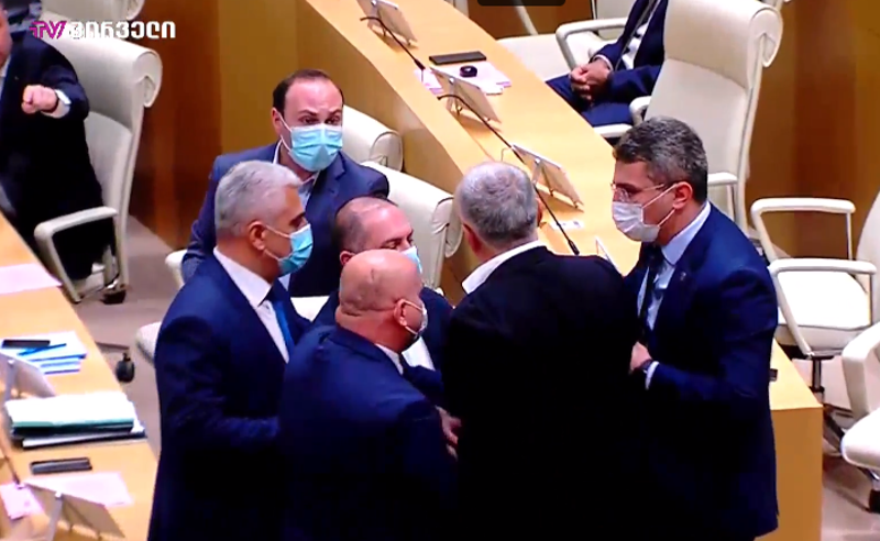 გინება, ხმაური და დაპირისპირება პარლამენტში (ვიდეო)
