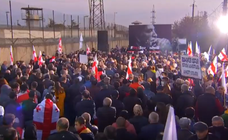 თავისუფლება მიშას -  რუსთავის ციხესთან სააკაშვილის მხარდამჭერი აქცია მიმდინარეობს