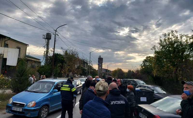 ფიზიკური დაპირისპირება  ზუგდიდის მე-20 საარჩევნო უბანთან - ნაცემია დამკვირვებელი