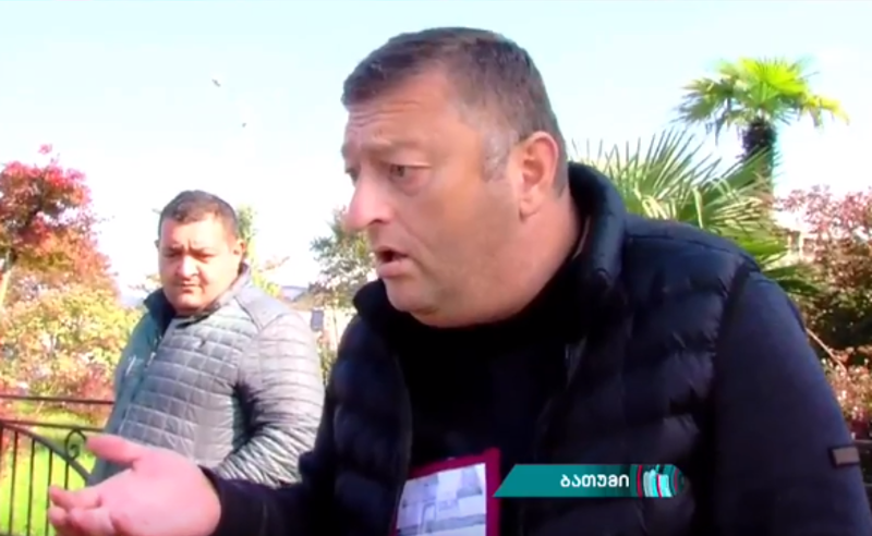 ტელევიზიის წინაშე მივეცი ფული? - ბათუმში საარჩევნო უბნებს მერიის წარმომადგენლებიც აკონტროლებენ