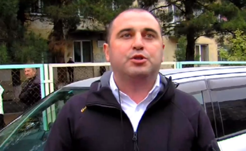 თანხის გადაცემის ფაქტები რუსთავის საარჩევნო უბანთან - ოპოზიციას ოქმის დაწერის საშუალებას არ აძლევენ 