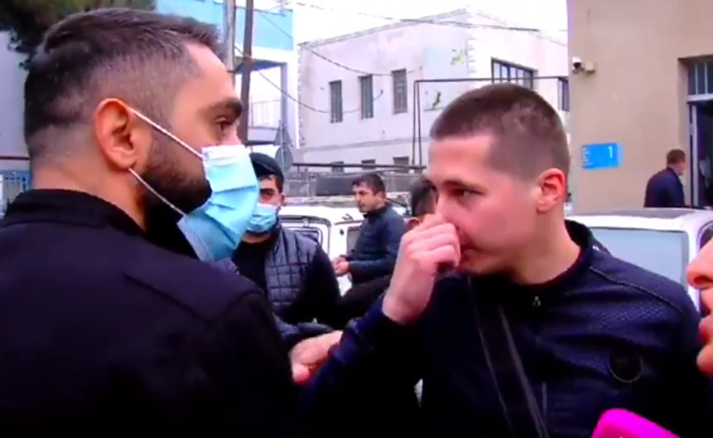 მორიგი თავდასხმა მედიაზე - 29 საარჩევნო უბანზე "ოცნების" აგიტატორი "პირველების" ჟურნალისტს ხელით შეეხო