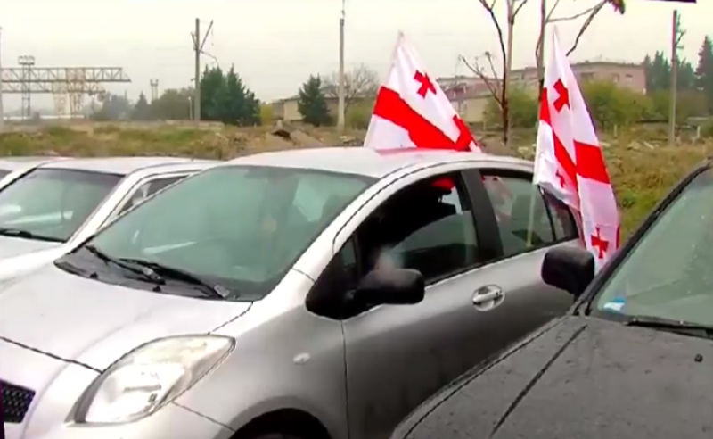 მესამე პრეზიდენტის გათავისუფლების მოთხოვნით ავტოკოლონები რუსთავის ციხისკენ დაიძრნენ