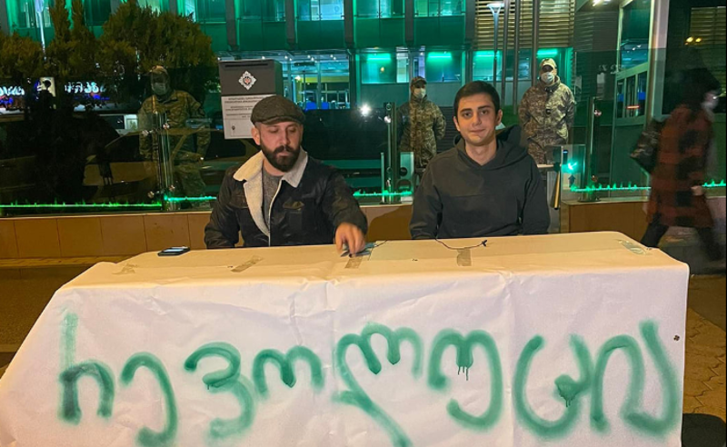 ტუალეტის ქაღალდები სუს-ის შენობაში - ,,გირჩი მეტი თავისუფლება"-ს წევრები 80 ლარით დააჯარიმეს