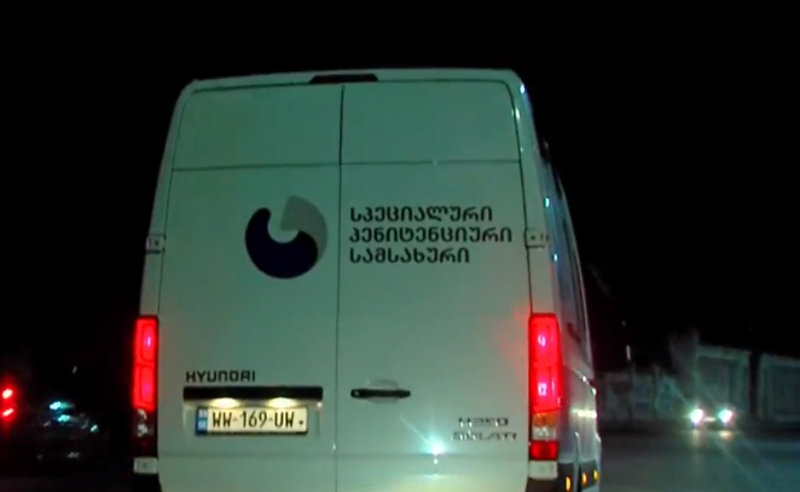 პატიმარმა პროტესტის ნიშნად სასამართლო დარბაზში ყელი გამოიჭრა
