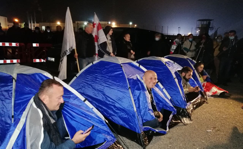უწყვეტი პროტესტი - რუსთავის ციხესთან კარვები გაიშალა