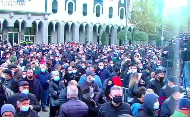 "არ აგარევინებთ" - "უცნობი" პარლამენტთან აქციას მართავს