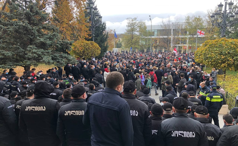 პროცესი ბრალდებულის გარეშე - სასამართლოს ეზოში მიხეილ სააკაშვილის მხარდამჭერები იმყოფებიან