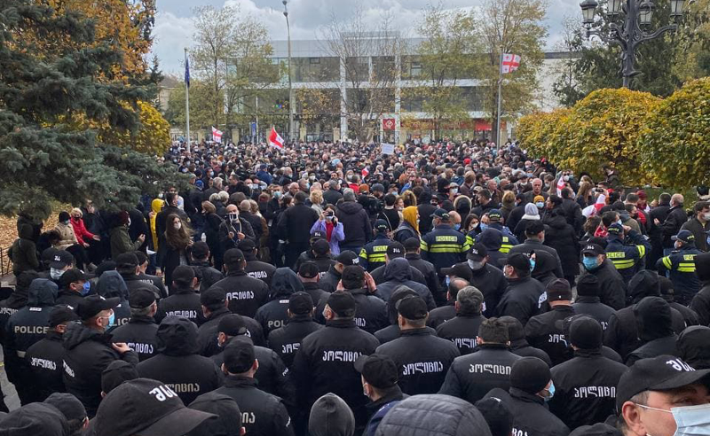 პოლიციის განსაკუთრებული მობილიზება - სასამართლო მიხეილ სააკაშვილის საქმეს განიხილავს