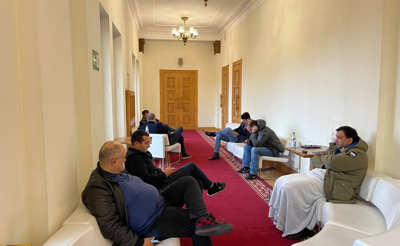 გამოვაფხიზლოთ ხელისუფლება, რომ დათმობაზე წავიდეს - 9 დეპუტატი პარლამენტში შიმშილობას აგრძელებს 