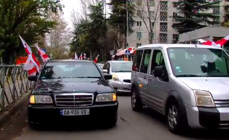 ოპოზიციის უწყვეტი პროტესტი - ავტოკოლონები გლდანის ციხისკენ მიემართებიან