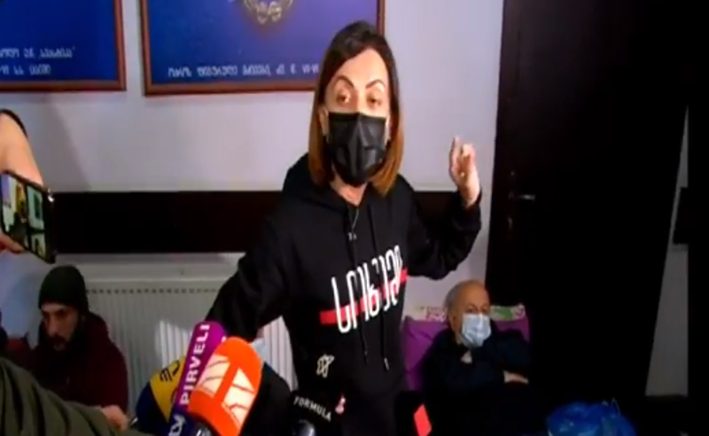 ხმაური და დაპირისპირება ზუგდიდის საკრებულოში - პოლიცია მოშიმშილეების გაყვანას ცდილობს 