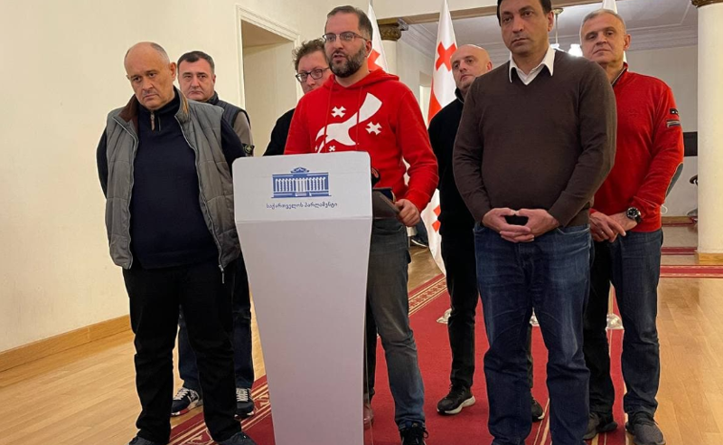 პარლამენტში მოშიმშილე 9 დეპუტატმა შიმშილობა შეწყვიტა