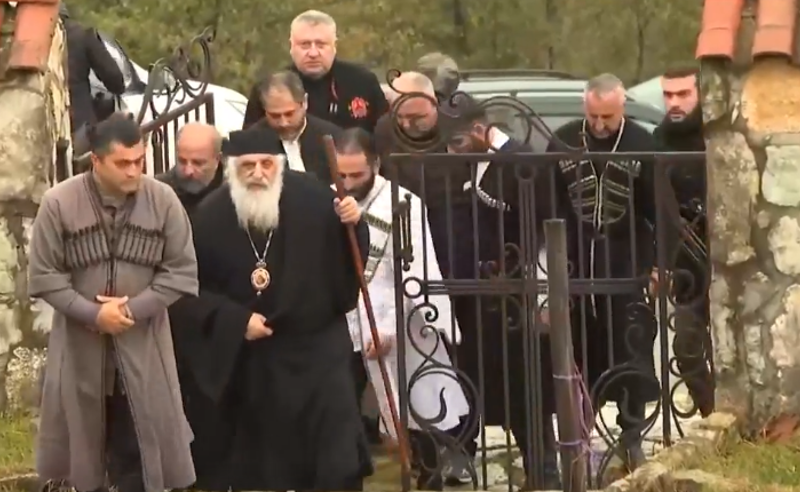 ხმაური წაჩხურუს მონასტერში - მეუფე სტეფანეს შეძახილებით დახვდნენ