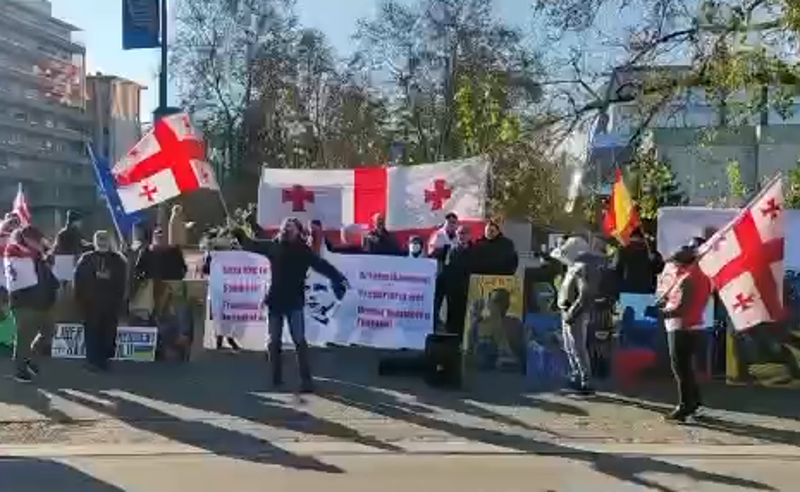 პროტესტი სტრასბურგში - მიხეილ სააკაშვილის მხარდასაჭერად ევროსასამართლოსთან ქართველი ემიგრანტები შეიკრიბნენ