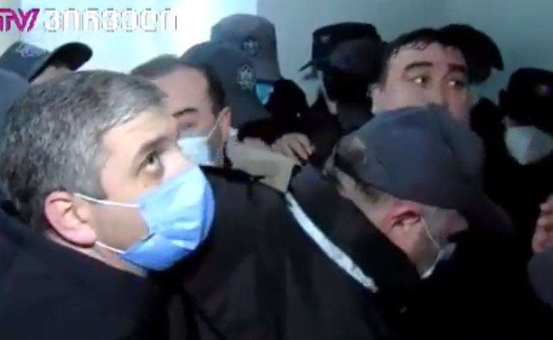 ბათუმის საკრებულოში ვითარება უკიდურესად დაძაბულია - გრძელდება სიტყვიერი დაპირისპირება