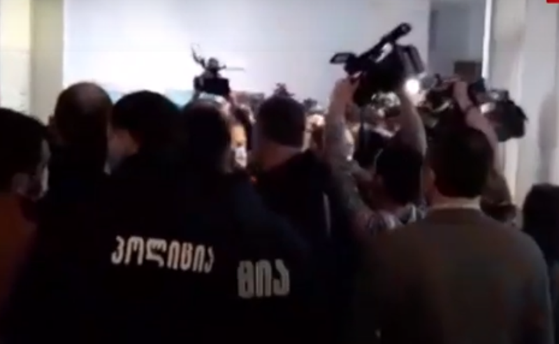 ბათუმის საკრებულოში ფეკალიების სუნი დგას