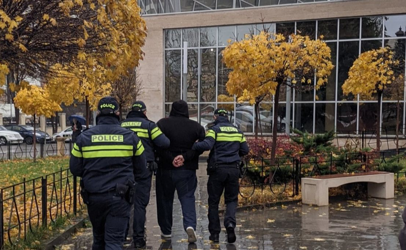 ნიკა მოსიაშვილმა მანქანით საქალაქო სასამართლოს შესასვლელი ჩახერგა, ,,გირჩი – მეტი თავისუფლების" წევრი დაკავებულია