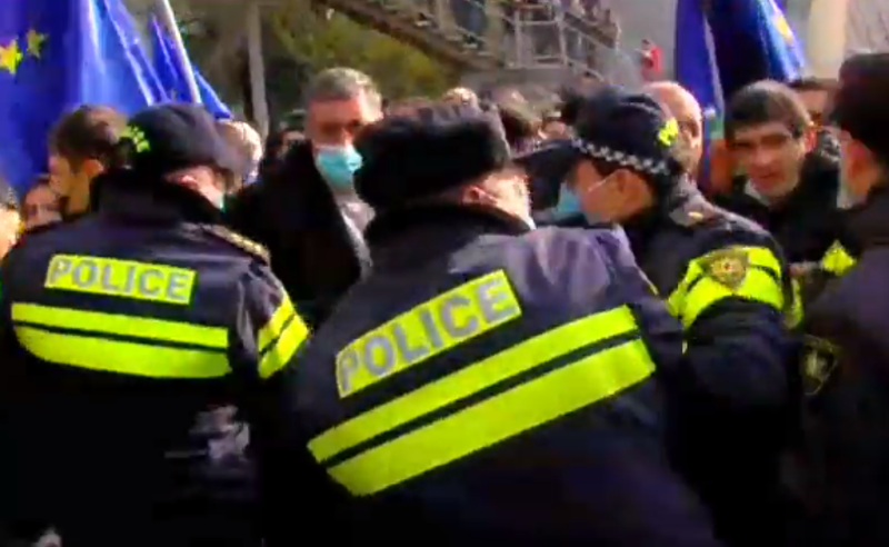 დაპირისპირება სასამართლოსთან - პოლიცია გზის გახსნას ცდილობს