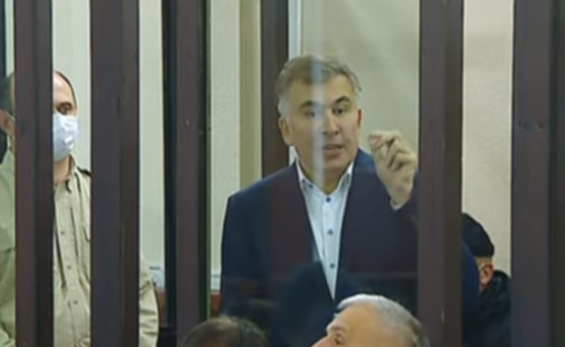 დაიწყო ბრახუნი, დილის 7 საათზე მომიწყვეს "შუმოკი" - სააკაშვილი გლდანის დაწესებულებაში მომხდარზე 