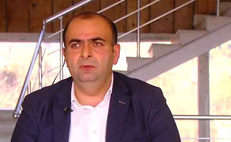 დმანისის საკრებულოს თავმჯდომარე ოპოზიციას საკრებულოს წევრების გამოკეტვაში ადანაშაულებს