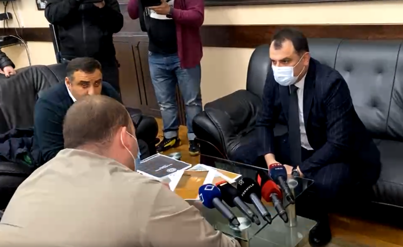 შეიარაღებული თავდასხმა ბიზნესმენზე - ოპოზიცია რეაგირებას ითხოვს და მერიაში აქციას მართავს
