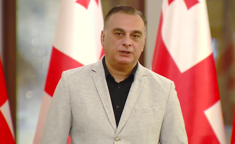 ტიკარაძეს შეცვლის ღარიბაშვილის კადრი, რომელიც უსიტყვოდ დაემორჩილება მას - უდუმაშვილი 