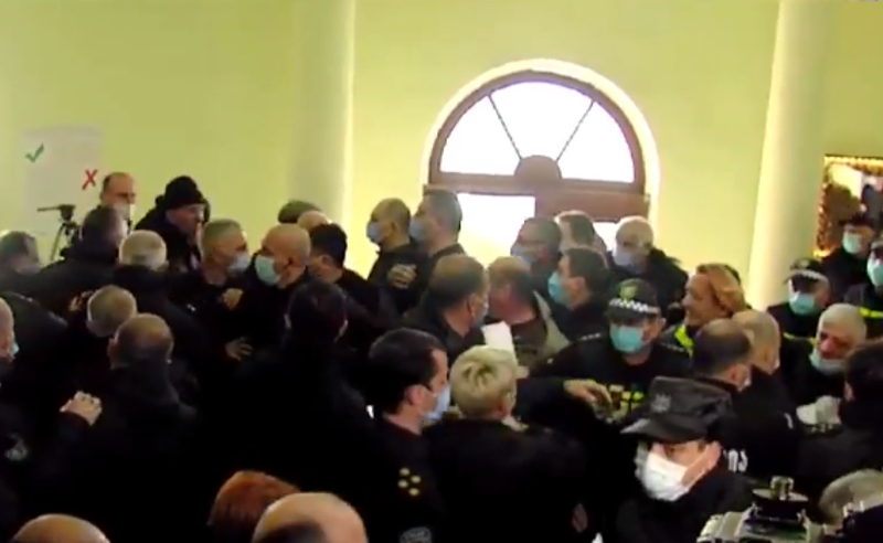 ხმაური  ქობულეთის საკრებულოში - პოლიციამ არჩეულ დეპუტატებს შენობაში შესვლის უფლება არ მისცა