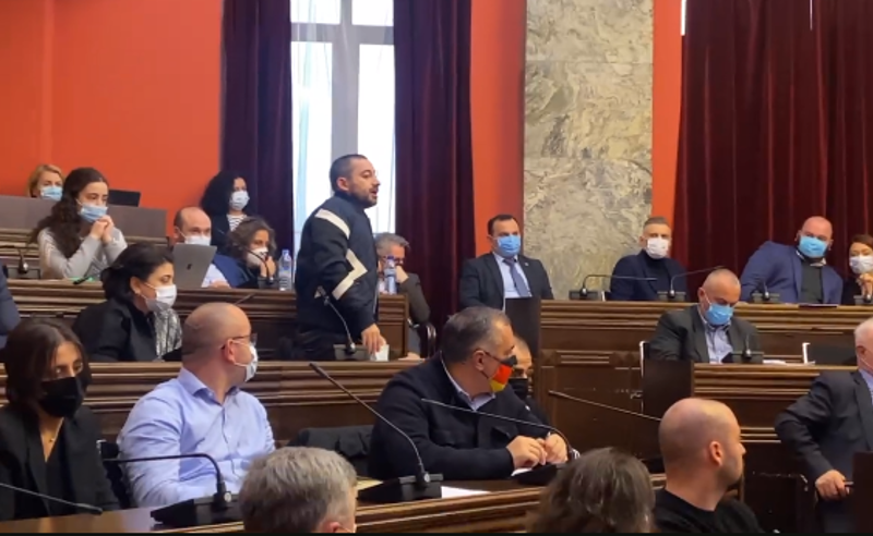 თქვენ ხართ უზრდელი - ,,ტვ პირველის" მფლობელს კომიტეტის სხდომა დაატოვებინეს