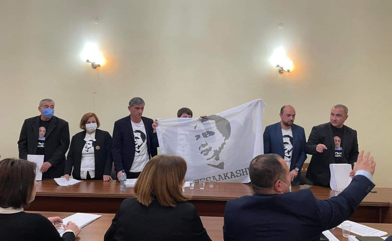 ხმაური ხელვაჩაურის საკრებულოში - სხდომა ,,,ნაცმოძრაობამ" პროტესტის ნიშნად დატოვა