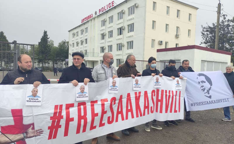 თავისუფლება მიშას, გამოიძიეთ ნუგზარ ფუტკარაძის მკვლელობის საქმე - აქცია ქობულეთის პოლიციასთან