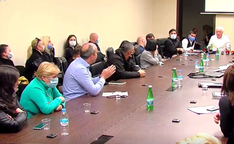 ხმაური და სიტყვიერი დაპირისპირება საკრებულოში - ოპოზიცია კალაძის გადაწყვეტილებას აპროტესტებს