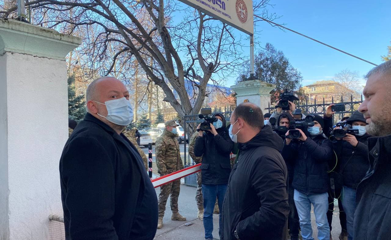 ორი პრეზიდენტის პირისპირ შეხვედრა - გიორგი მარგველაშვილი გორის ჰოსპიტალში მივიდა 