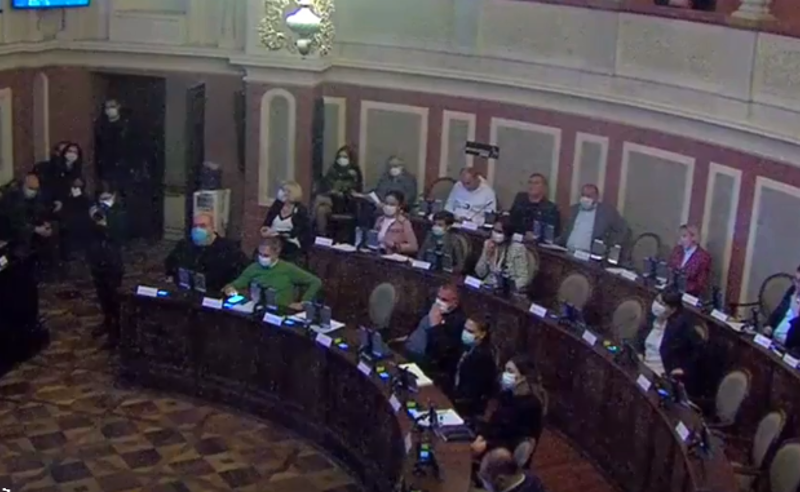 ხმაური და დაპირისპირება თბილისის საკრებულოს სხდომაზე