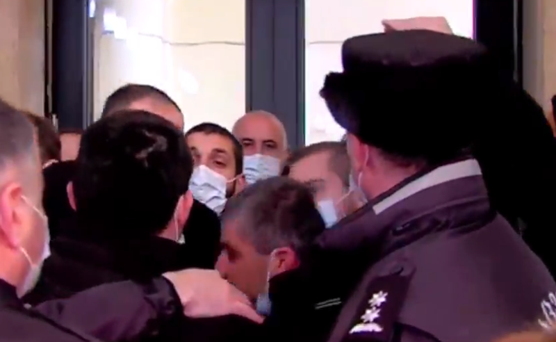 ხმაური რუსთავის საკრებულოში - ოპოზიციონერი დეპუტატები შენობაში არ შეუშვეს